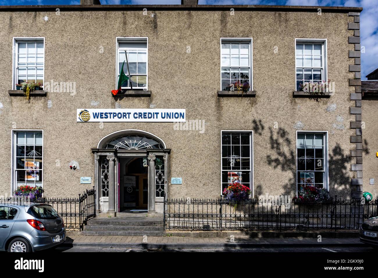 Edificio Westport Credit Union, Westport, County Mayo, Irlanda. Un banco comunitario sin fines de lucro. Foto de stock