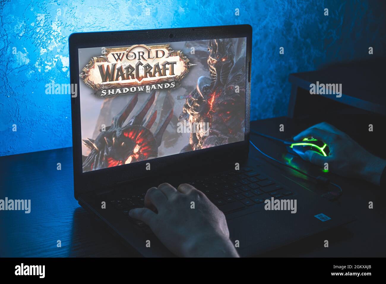 World of Warcraft es un juego de rol online multijugador masivo. Video  juego de ordenador. Hombre jugar a videojuegos en el portátil Fotografía de  stock - Alamy