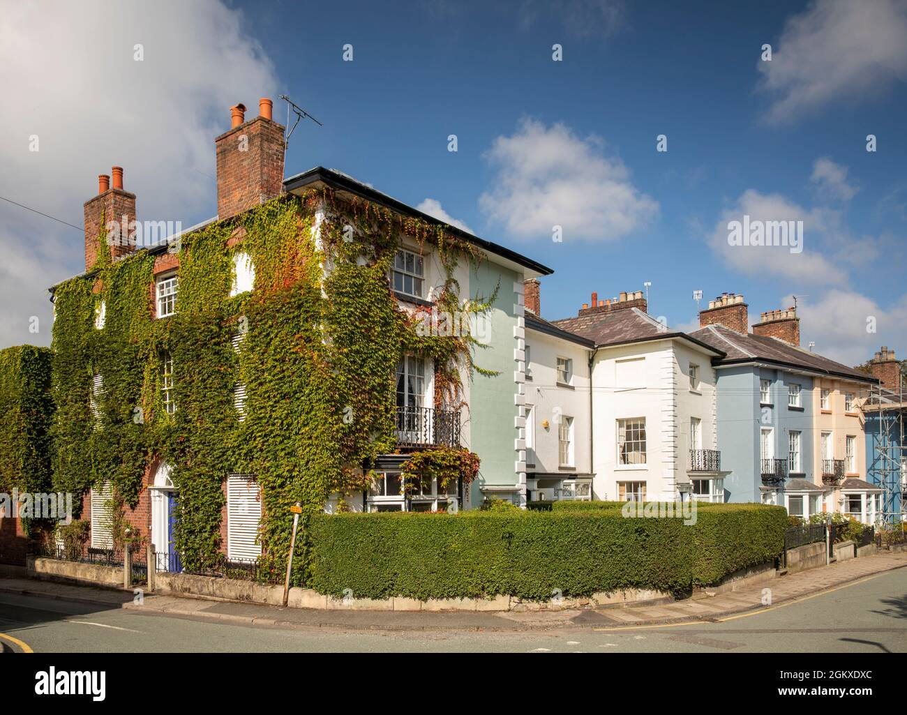 Edificios pintados en colores pastel fotografías e imágenes de alta