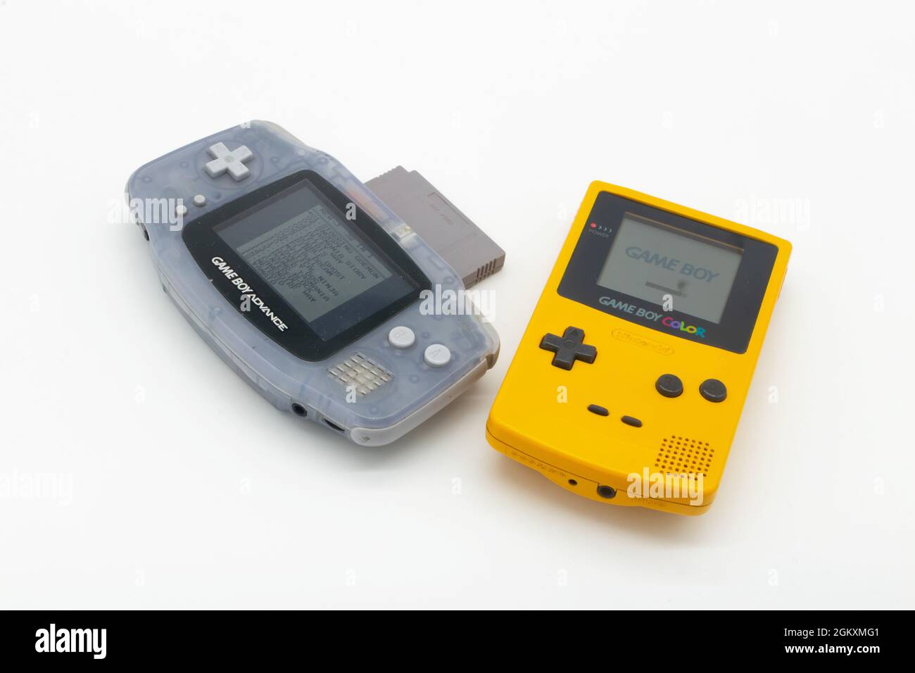 Nintendo Game boy Advance y videoconsola de mano color y cartucho de juegos  Fotografía de stock - Alamy