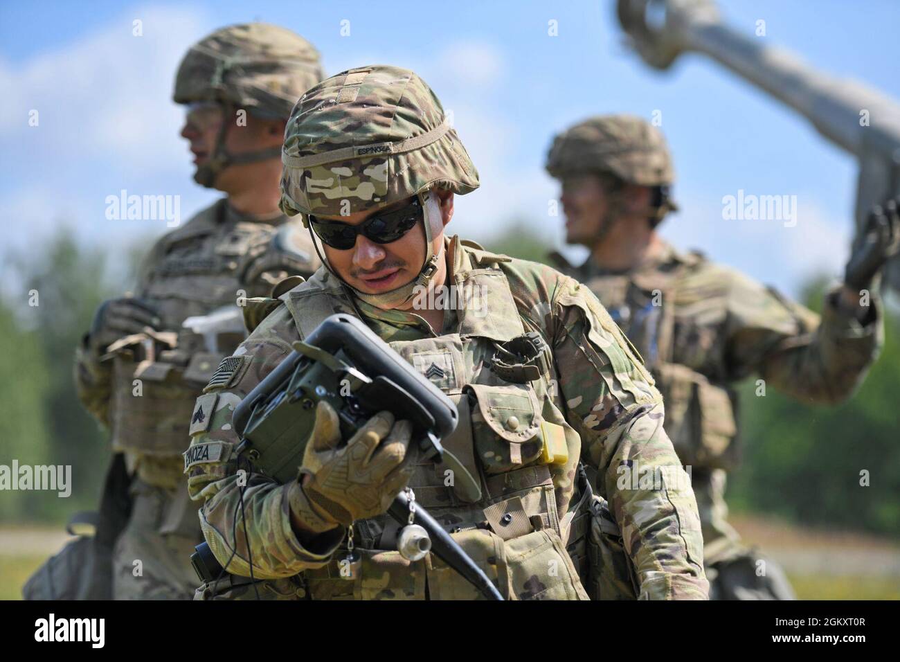 Sgt. Del Ejército de los Estados Unidos Edgar Espinoza con Cobra Battery,  Escuadrón de Artillería de Campo, Regimiento de Caballería de 2D, monitorea  al jefe de sección durante el ejercicio de entrenamiento