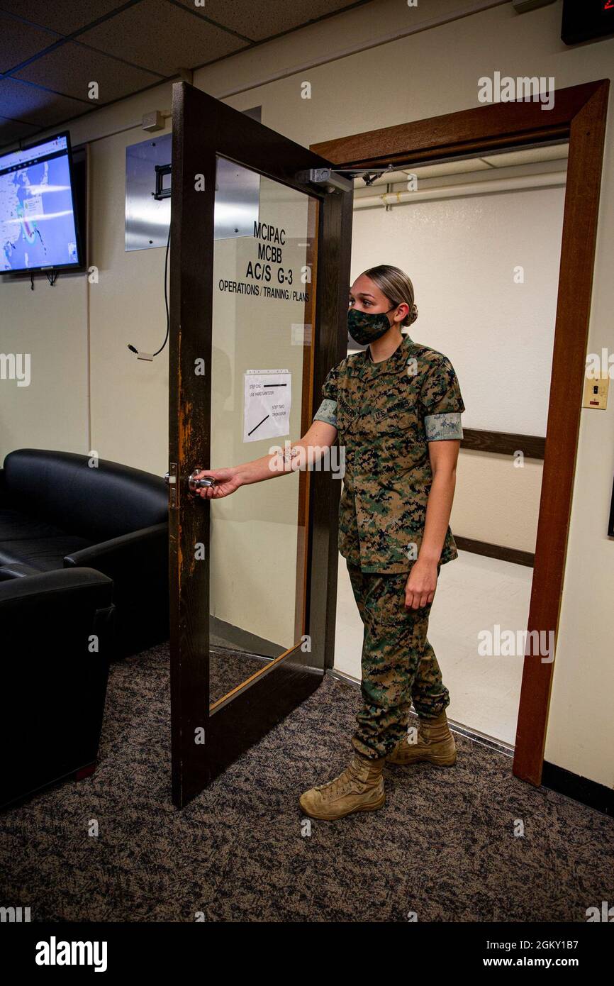 U.S. Marine Corps Cpl. Andreja Chambers, el actual oficial de operaciones  no comisionadas a cargo del G-3, operaciones, capacitación, planes,  instalaciones del Cuerpo de Infantería de Marina Pacific entra en la oficina