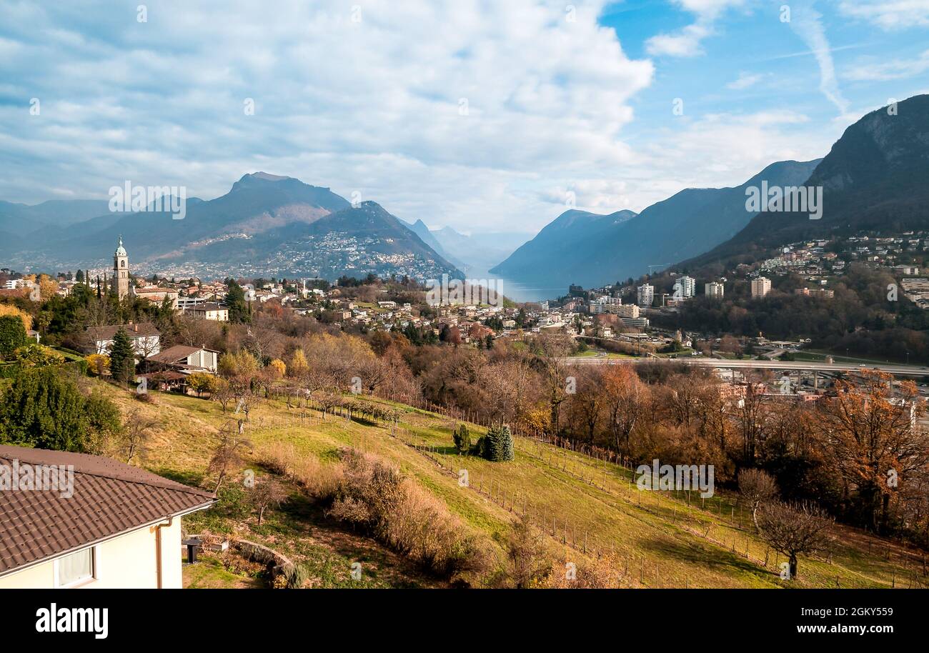 Vista desde Collina d'Oro o Cerro Dorado del pueblo Gentilino, distrito de Lugano en el cantón Ticino, Suiza Foto de stock