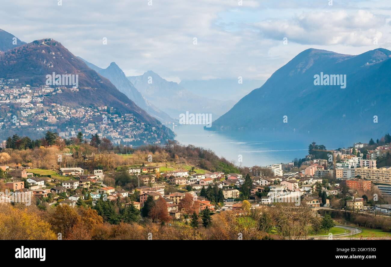 Vista desde Collina d'Oro o Cerro Dorado del pueblo Gentilino, distrito de Lugano en el cantón Ticino, Suiza Foto de stock