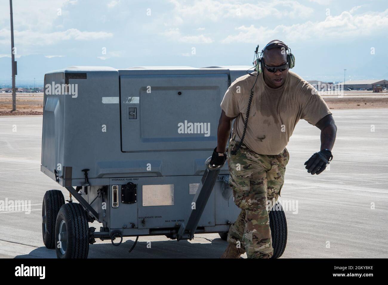 Tecnología. SGT. Markus Johnson, un mantenedor del Escuadrón de Operaciones de Mantenimiento 552nd, trabaja para preparar el avión E-3 Sistemas de Control y Alerta Aerotransportados para el vuelo durante la Bandera Roja 21-3, que está teniendo lugar en la Base de la Fuerza Aérea de Nellis, Nevada, del 19 de julio al 6 de agosto de 2021. La Bandera Roja proporciona a los equipos de aviación la experiencia de realizar múltiples e intensivas incursiones de combate aéreo en la seguridad de un entorno de entrenamiento. El entrenamiento se lleva a cabo en el Nevada Test and Training Range, el principal área de entrenamiento militar de la Fuerza Aérea de los Estados Unidos, con más de 12.000 millas cuadradas de espacio aéreo y 2,9 millones de acres de tierra. N Foto de stock