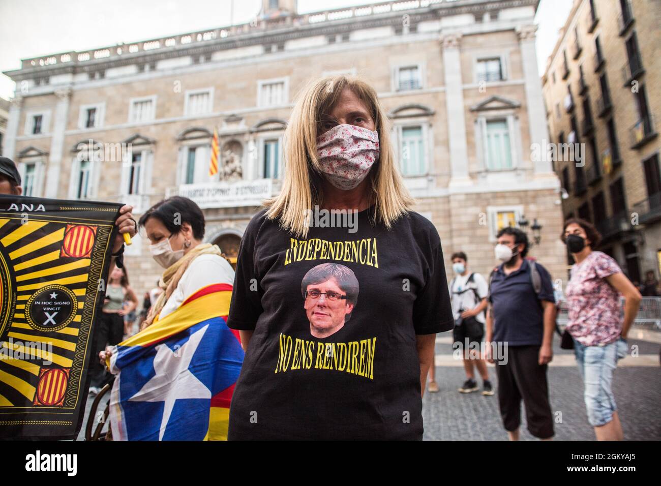 Un manifestante con una camisa con cara del ex presidente de la Generalidad  de Cataluña, Carles Puigdemont participa en la manifestación. El partido  político, La Candidatura de Unidad Popular (CUP) y los