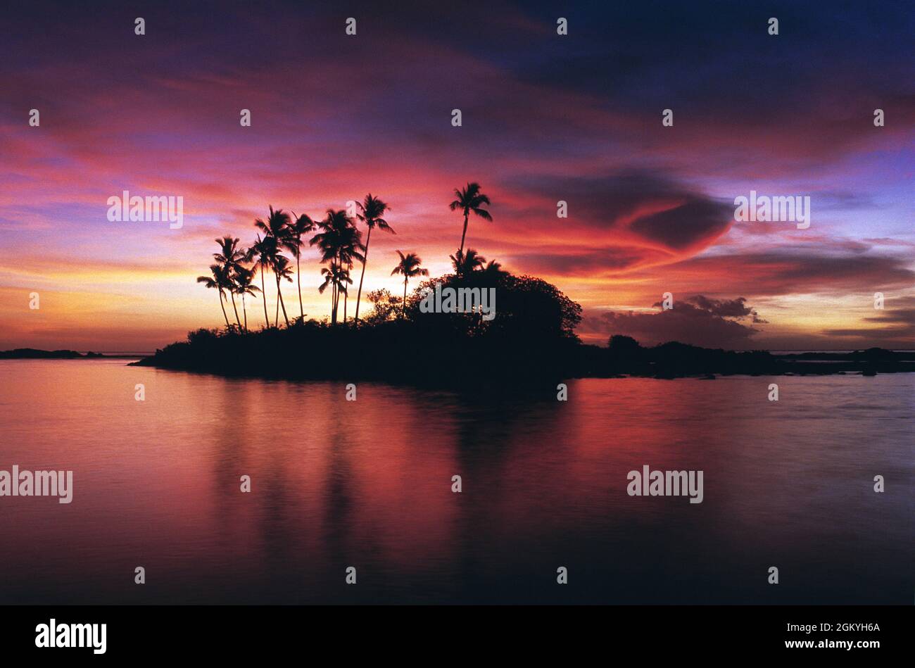 Samoa Occidental. Puesta de sol en una isla tropical. Foto de stock