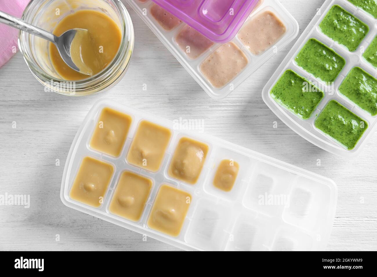 Recipientes con comida para bebés sobre la mesa Fotografía de stock - Alamy