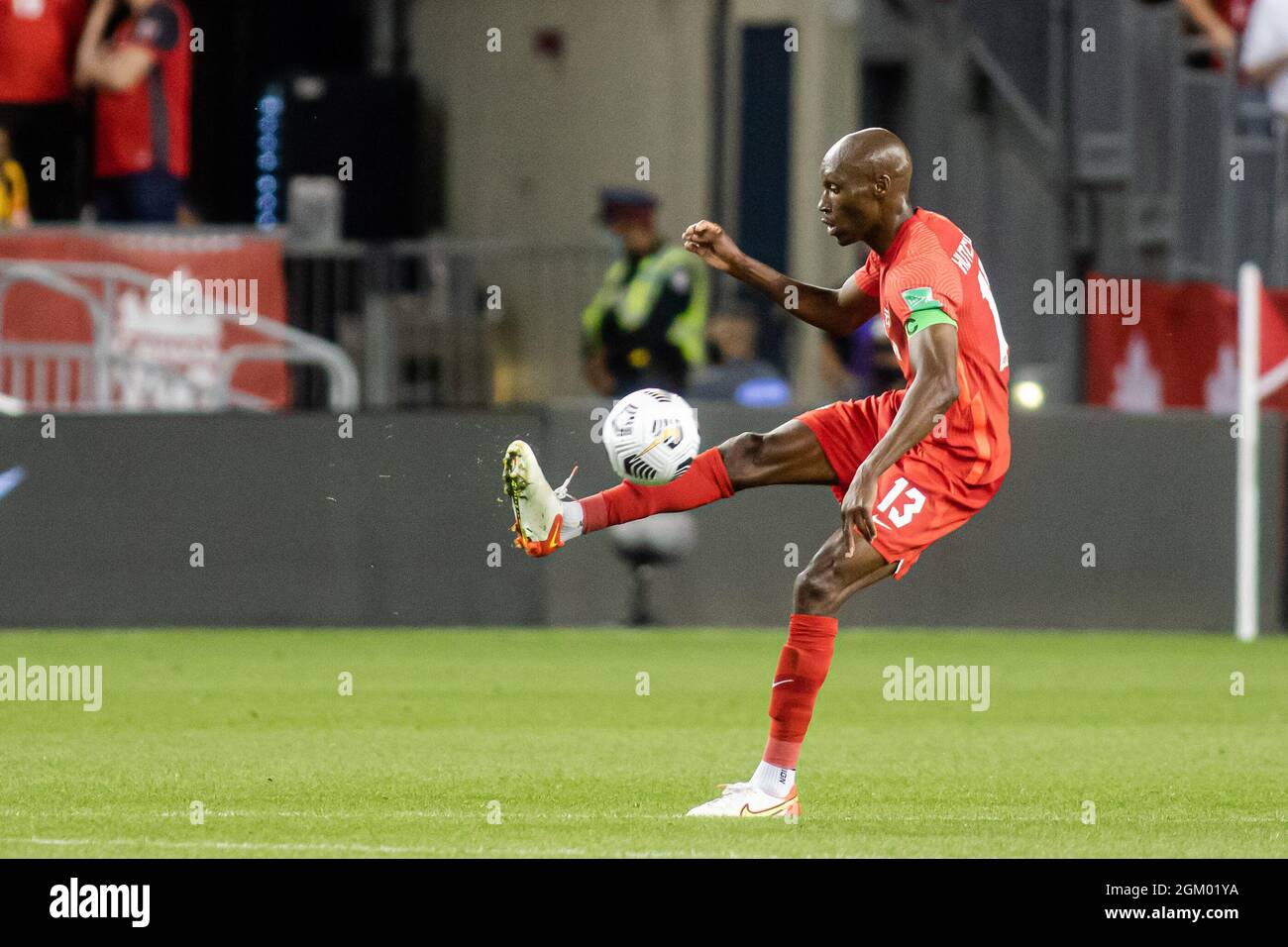 Toronto, Canadá, 8 de septiembre de 2021: Atiba Hutchinson del equipo de Canadá en acción durante el partido de la Copa Mundial de la FIFA de CONCACAF 2022 contra El Salvador en BMO Field en Toronto, Canadá. Canadá ganó el partido 3-0. Foto de stock