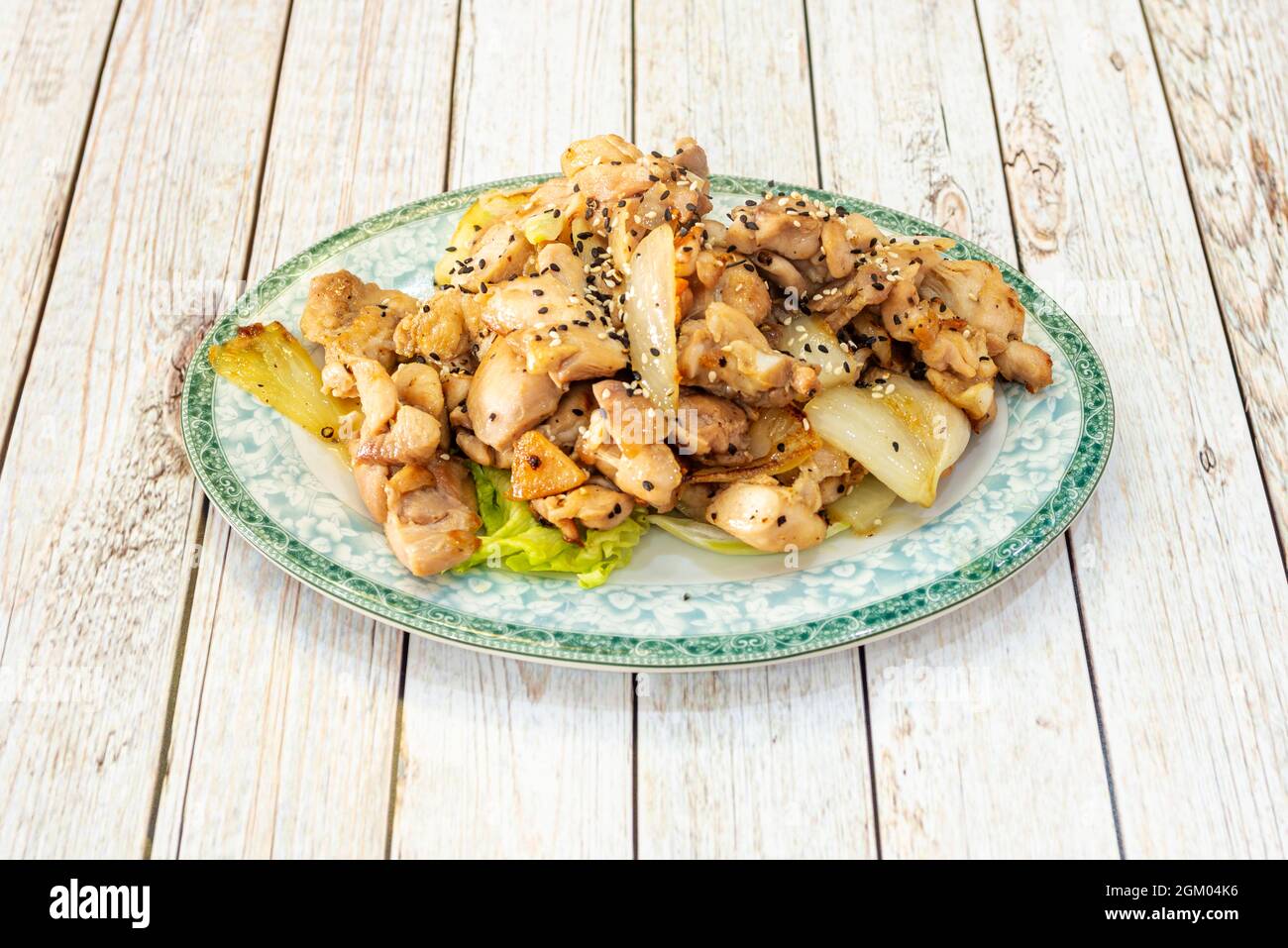 Receta de pollo Teppanyaki con verduras, hueso, pollo a la parrilla en  trozos pequeños en una bandeja verde Fotografía de stock - Alamy