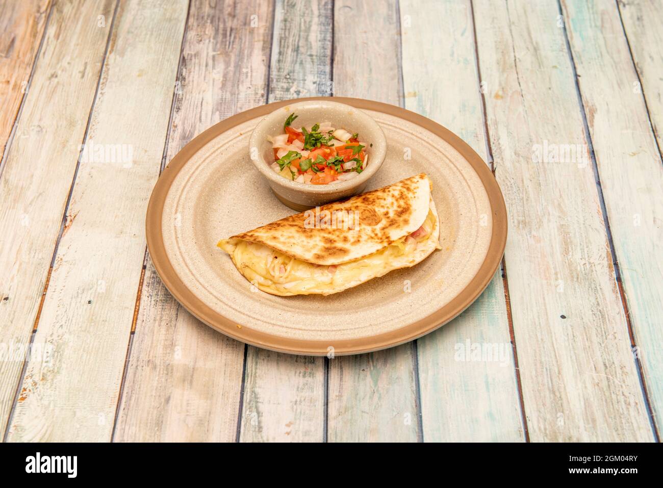 Quesadilla mexicana con tortilla de trigo rellena de queso fundido y