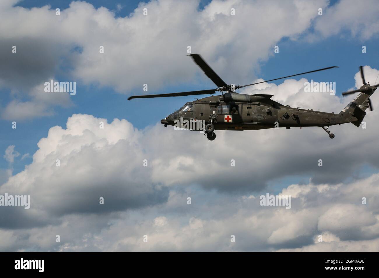 El helicóptero aterriza durante el entrenamiento de recuperación de aviones derribados durante el cruce 21 de Sabre en el área de entrenamiento de Hohenfels, Alemania, 13 de septiembre de 2021. Sabre Junction 21 (SJ21) es un Comando de Entrenamiento del Ejército de 7th (7ATC), dirigido por el Ejército de EE.UU. Europa-África (USAREUR-AF), dirigido a la rotación de entrenamiento de combate para el Regimiento de Caballería de 2nd del Ejército de EE.UU. (2CR) en el Centro de Preparación Multinacional Conjunta (JMRC) del 26 de agosto de 2021 al 29 de septiembre de 2021. El ejercicio tendrá lugar en las zonas de formación de Grafenwoehr y Hohenfels, en el sur de Baviera, Alemania. El ejercicio está diseñado para evaluar y evaluar la preparación Foto de stock