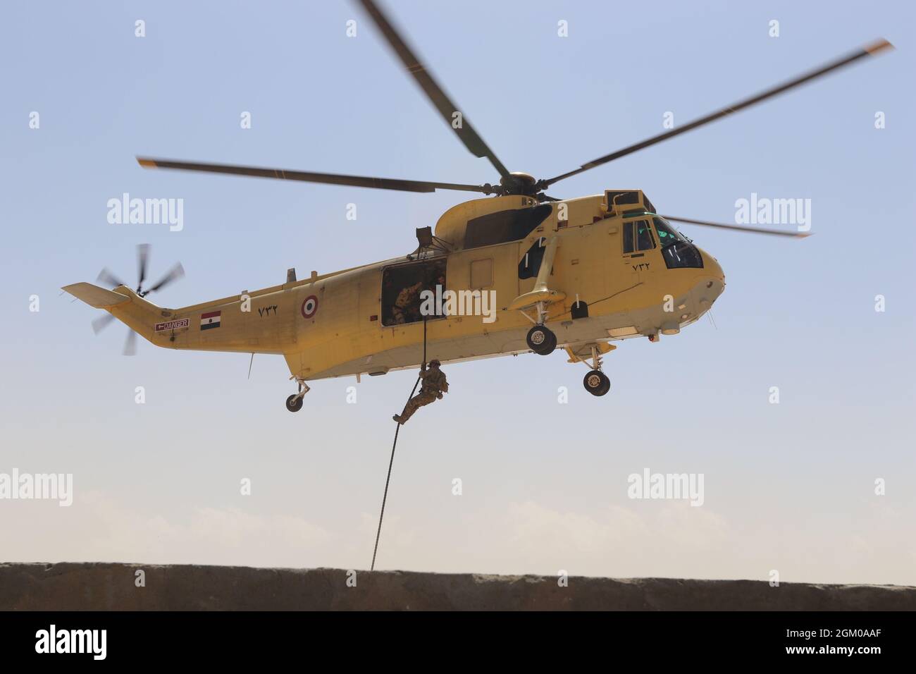 Un helicóptero de transporte MI-17 se mueve a su posición para colocar a las Fuerzas de Operaciones Especiales egipcias en su posición durante los ensayos multilaterales de Operaciones Militares en Terreno Urbano (MOUT) en Bright Star 21, 13 de septiembre, en la Base Militar Mohamed Naguib, Egipto. (EE.UU Foto del ejército del personal Sgt. Dean Gannon) Foto de stock