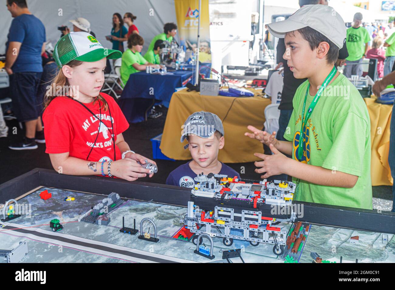 Miami Florida, Homestead Speedway, DARPA Robotics Challenge Trials, exposición de robots chicos, hermano mayor enseñando a niñas niños hermanos Foto de stock