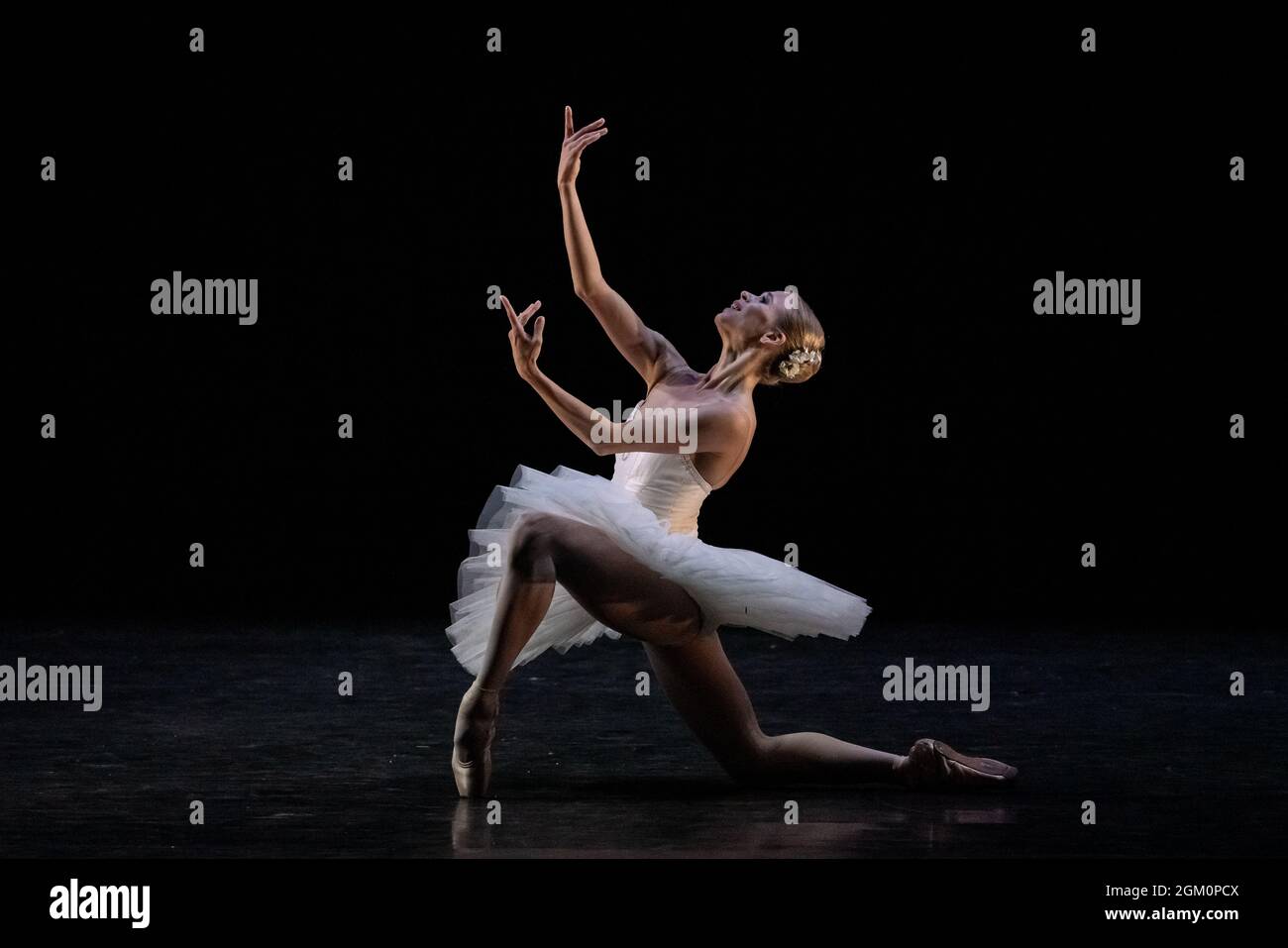 Suite en blanc (Cigarette Solo) bailada por Natalia de Froberville. Gala de Ballet Ucraniano en Sadler’s Wells, Londres, Reino Unido Foto de stock