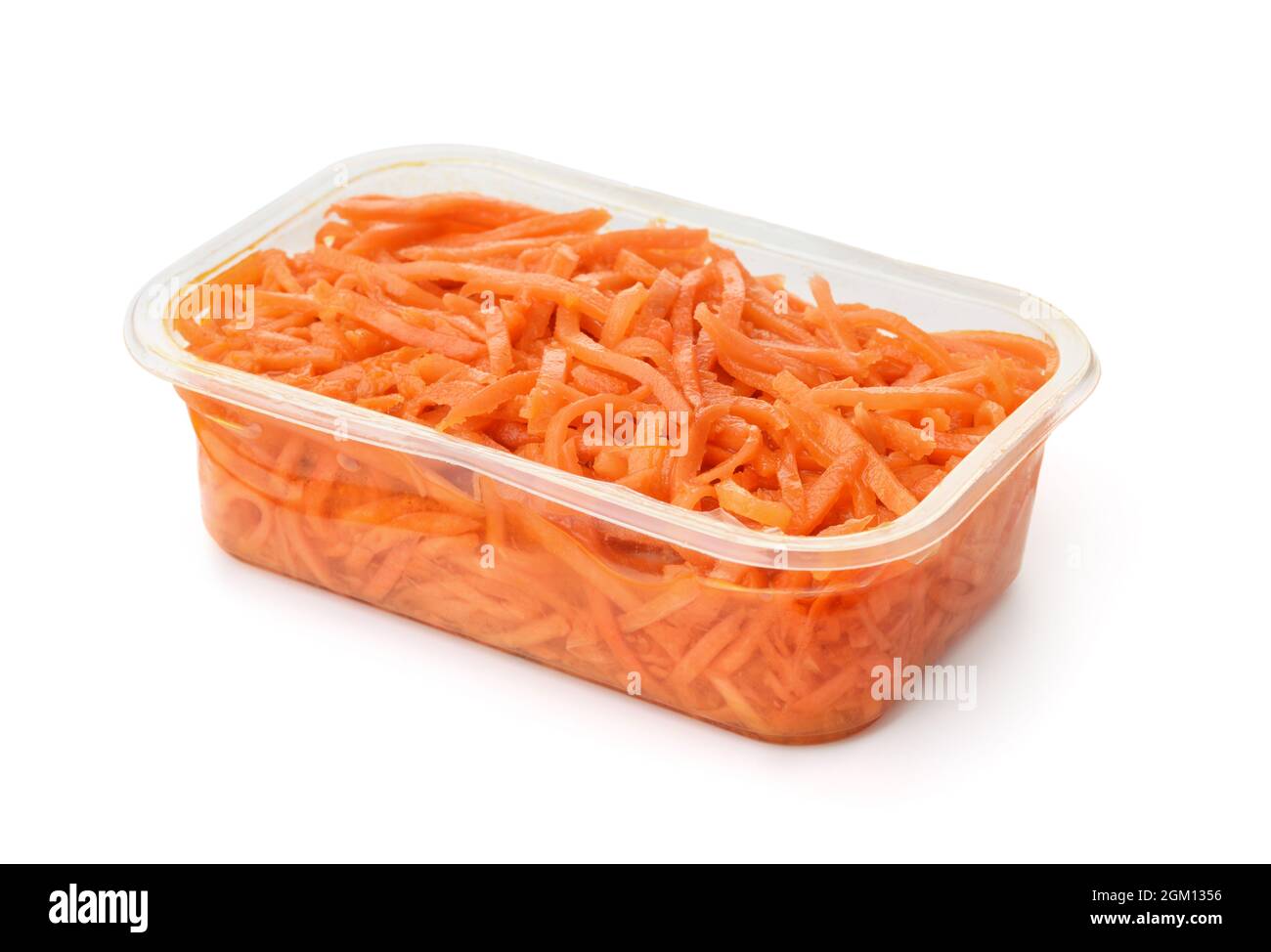 https://c8.alamy.com/compes/2gm1356/recipiente-de-plastico-de-zanahoria-triturada-en-escabeche-aislado-en-blanco-2gm1356.jpg