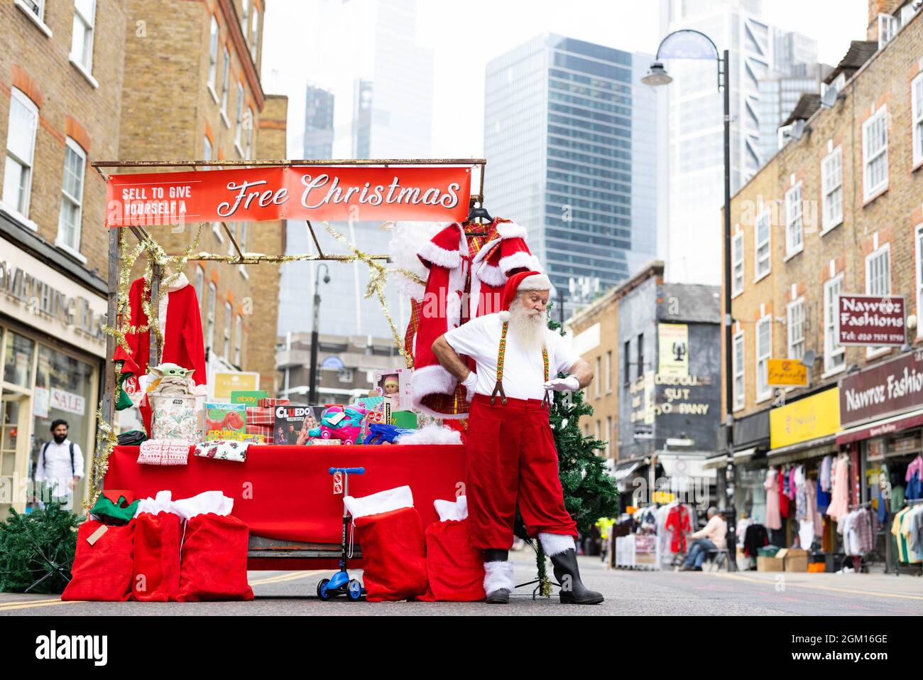 USO EDITORIAL SOLAMENTE Un hombre vestido como Santa establece un puesto de  mercado en Londres, la venta de artículos de segunda mano para animar a los  consumidores a vender artículos no deseados