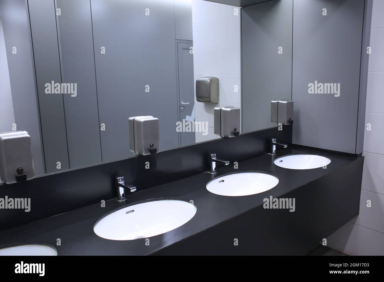Lavabos modernos con espejo en baño público Fotografía de stock - Alamy