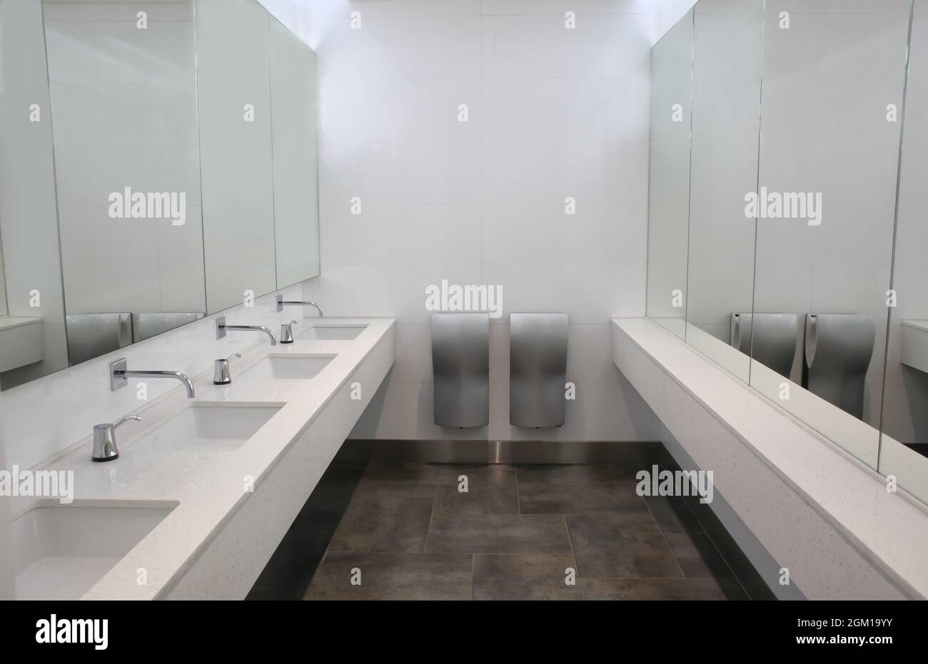 Lavabos modernos con espejos de baño público Fotografía de stock - Alamy