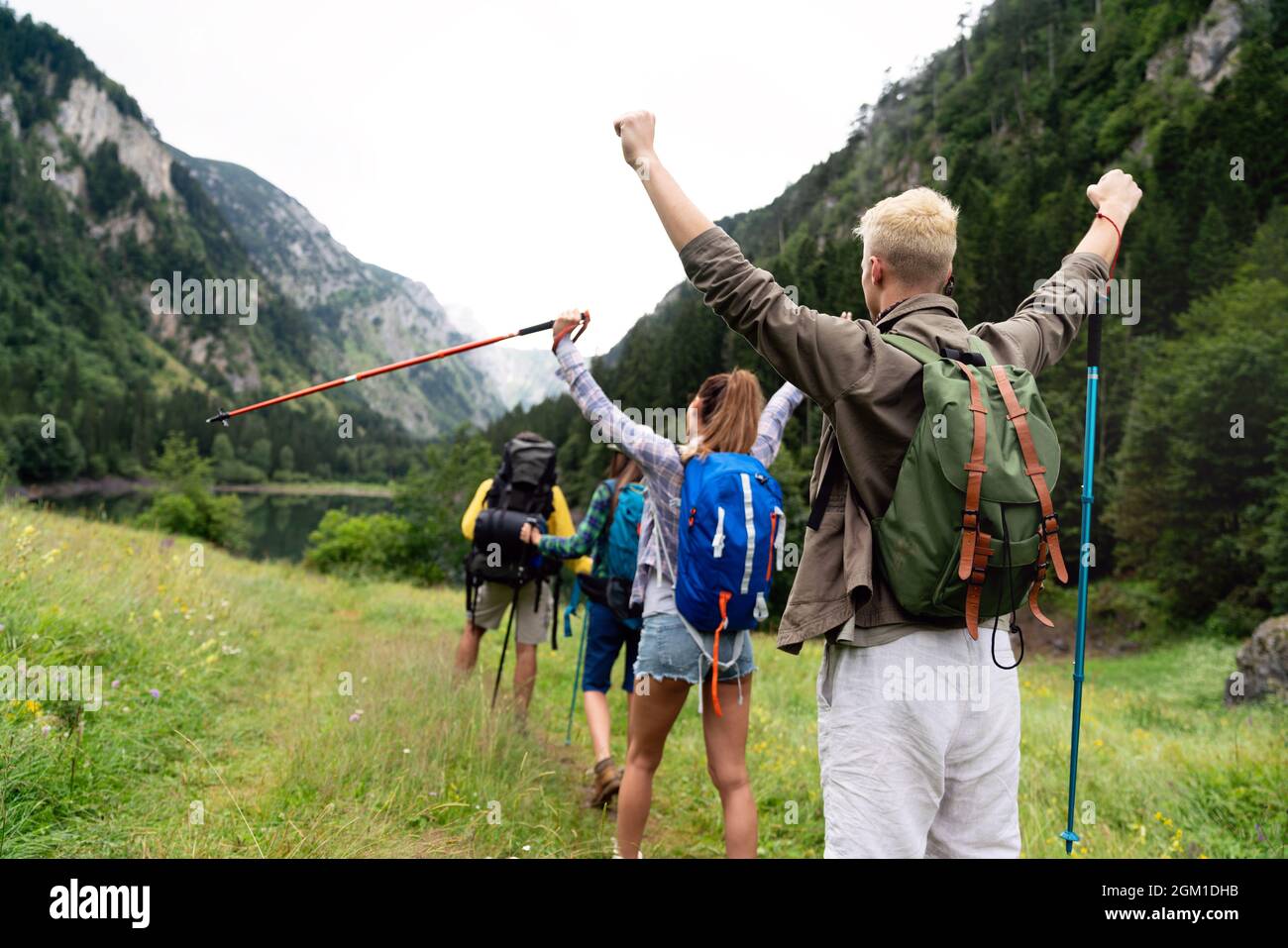 Grupo de amigos felices de senderismo, trekking juntos naturaleza al aire libre Foto de stock