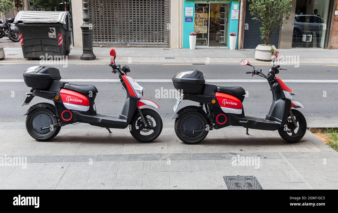 VALENCIA, ESPAÑA - 14 DE SEPTIEMBRE DE 2021. Sistema de compartir  motocicletas eléctricas. Empresa Acciona Fotografía de stock - Alamy