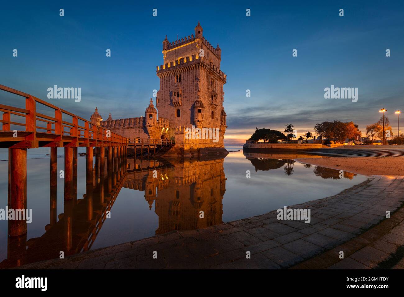 Vista de la emblemática Torre de Belem (Torre de Belem) a orillas del río Tajo, en la ciudad de Lisboa, Portugal. Foto de stock