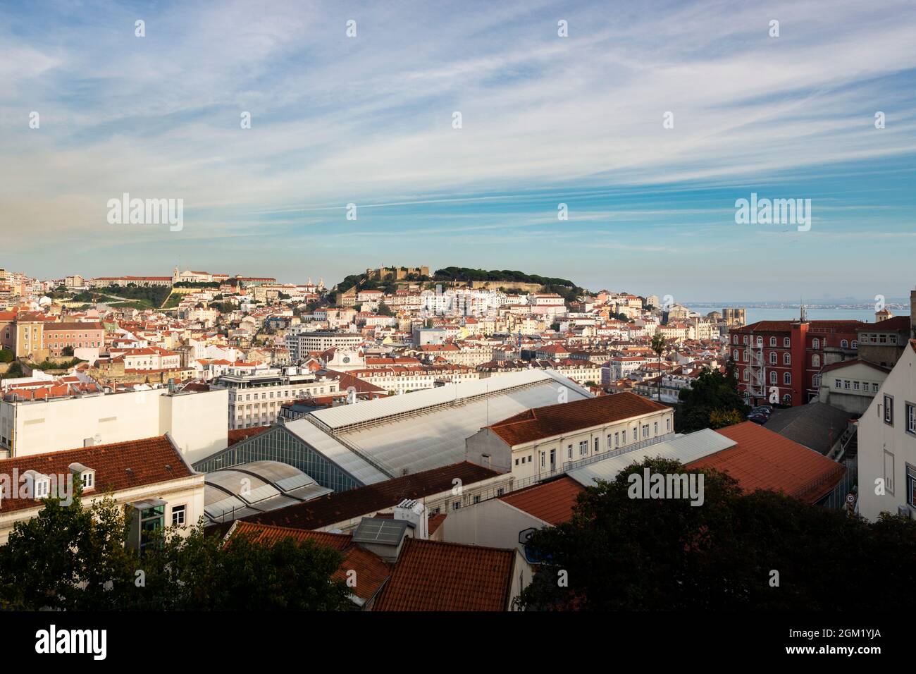 Lisboa, Portugal - 12 de noviembre de 2015: Hermosa vista del centro de la ciudad de Lisboa desde el mirador de San Pedro de Alcantara, con los pombali Foto de stock