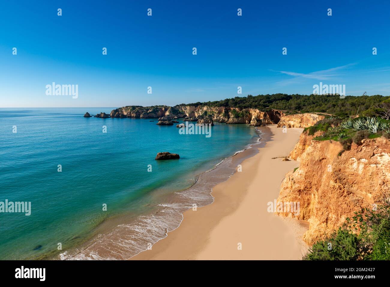 Vista panorámica de la playa de Alemao (Praia do Alemao) en Portimao, Algarve, Portugal; concepto para vacaciones de verano en la playa y viajes en Portugal Foto de stock