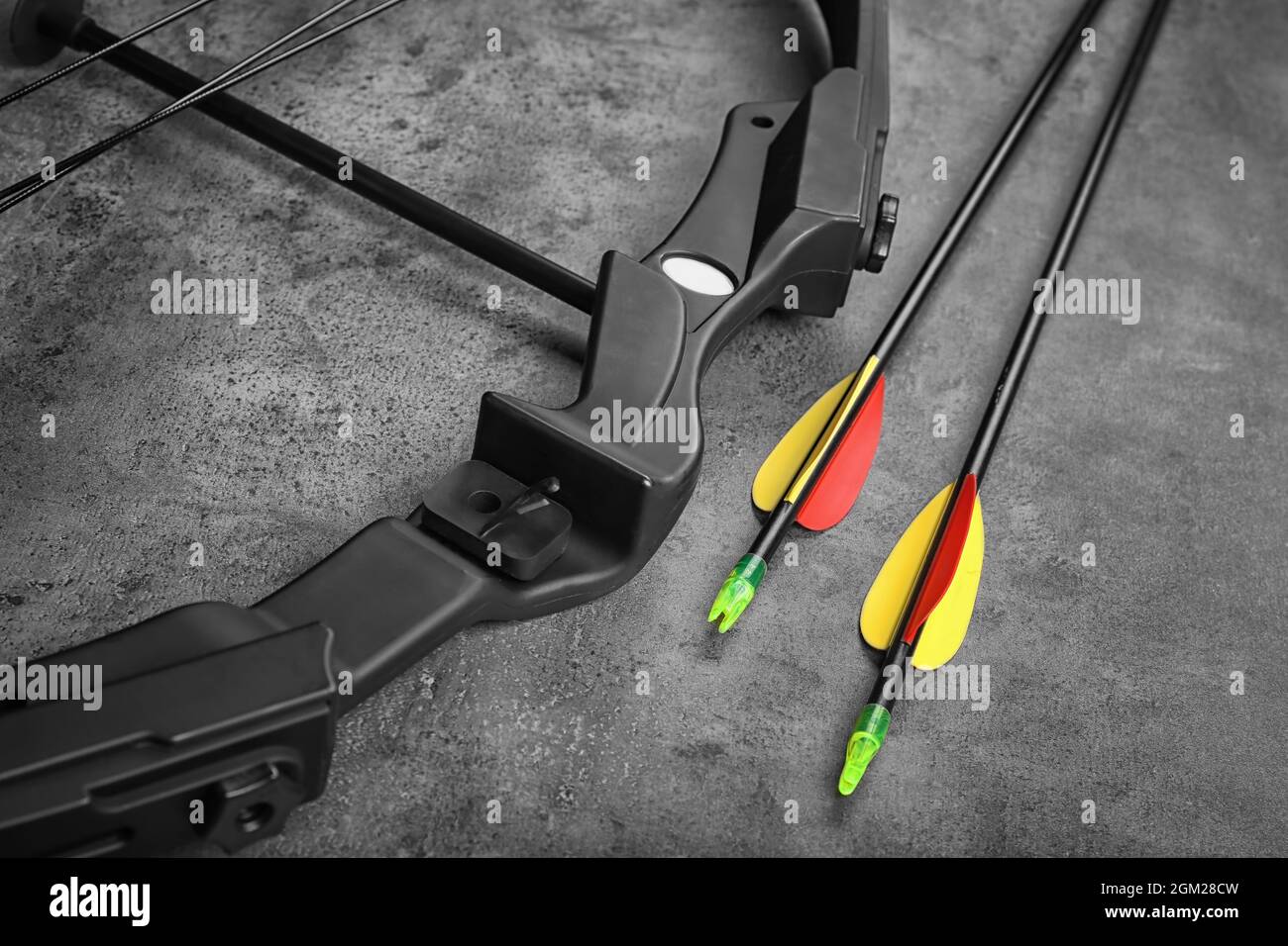 Arco con flechas en la mesa Fotografía de stock - Alamy
