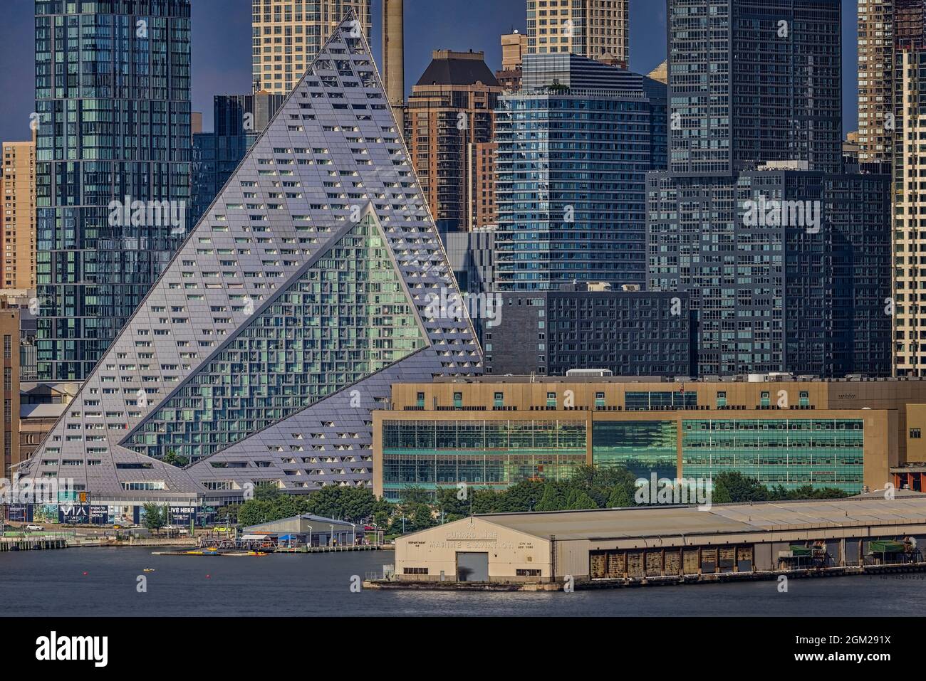 NYC 657 West Pyramid - El horizonte urbano de Manhattan en el centro de la ciudad de Nueva York está bañado por la cálida luz del sol y los tonos frescos durante la hora azul Foto de stock