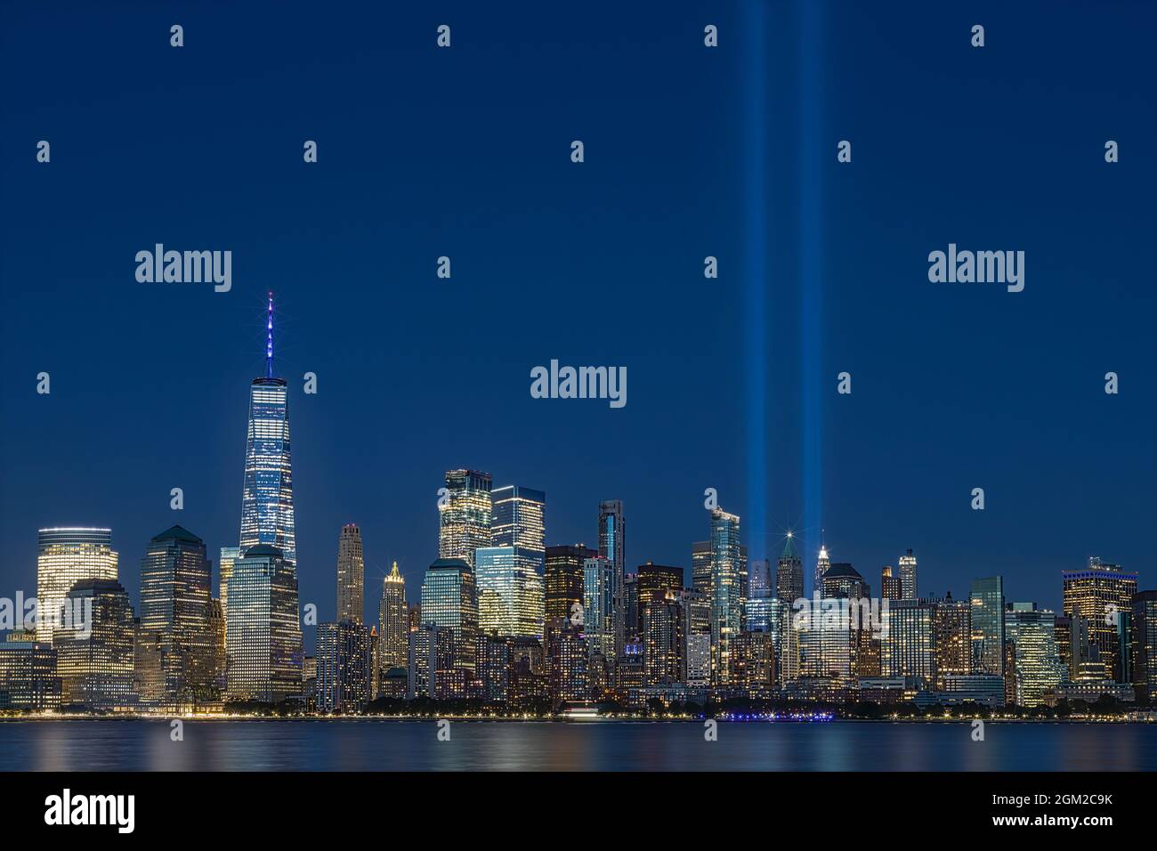 NYC Tribute in Light 19 II - En el 19th aniversario, el horizonte del Bajo Manhattan nuevamente rinde homenaje y recuerda a todas las víctimas de la ho Foto de stock