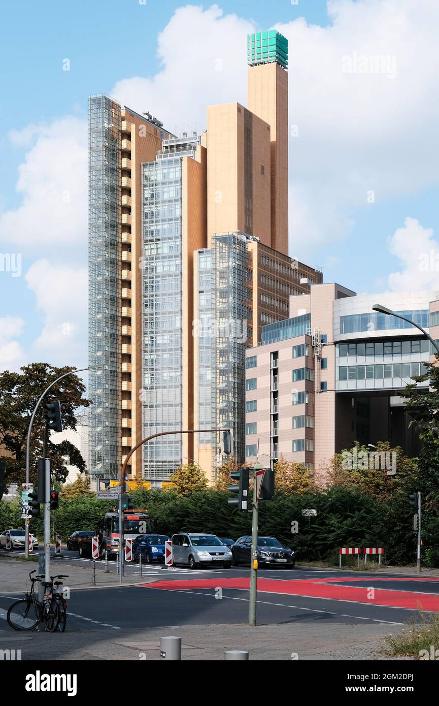 Berlín, Alemania, 10 de septiembre de 2021, Vista desde Schöneberger Ufer hasta la Torre Atrium (antes Debis-Haus) en Potsdamer Platz Foto de stock