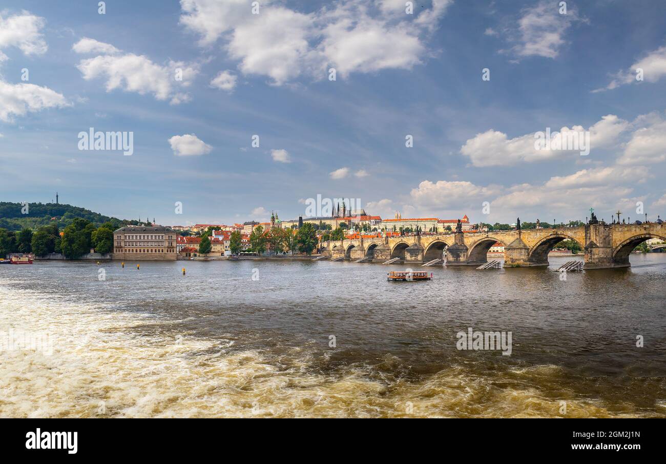 Vista frente al mar a través del río Vltava al Castillo de Praga y al Puente de Carlos, Praga, república Checa Foto de stock