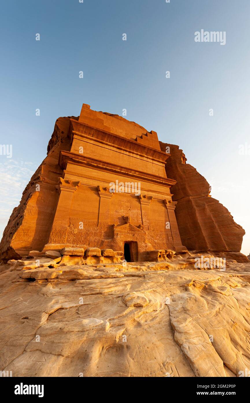 Increíbles edificios tallados de Hegra (conocido como Madain Saleh o Al Hijr) similares a los de Petra, que se encuentran cerca de Alula en Arabia Saudita Foto de stock