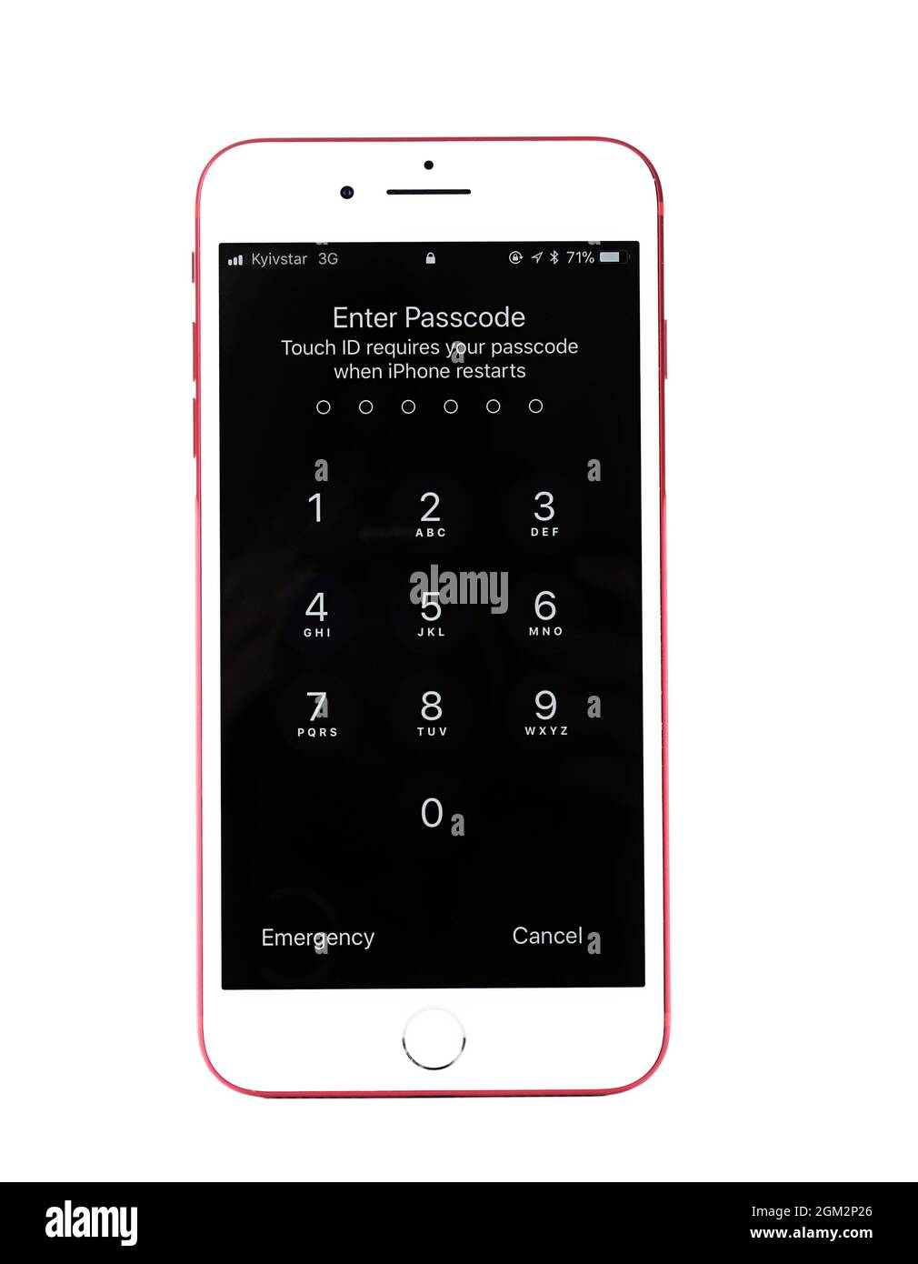 KIEV, Ucrania - Octubre 6, 2017: Pantalla de rojo iPhone 7 plus con teclado  numérico para introducir el código de acceso, aislado en blanco Fotografía  de stock - Alamy