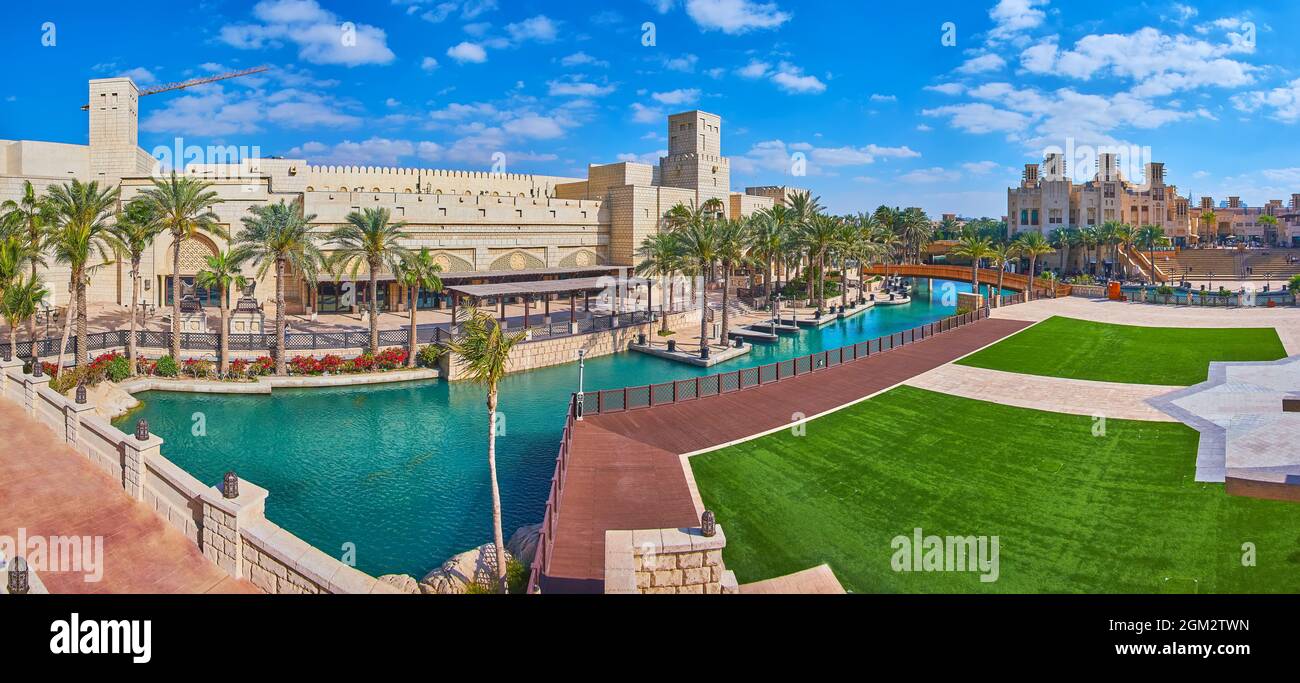La Isla de Fort observa los edificios tradicionales del mercado de Souk Madinat Jumeirah, el canal, los puentes y el Centro de Conferencias y Eventos Madinat Jumeirah, Duba Foto de stock