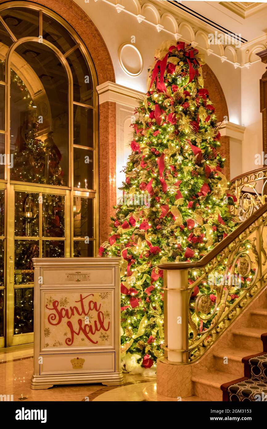Hotel New York Palace - Vista al vestíbulo de lujo del hotel desde la entrada del patio decorada para Navidad durante las vacaciones. Foto de stock