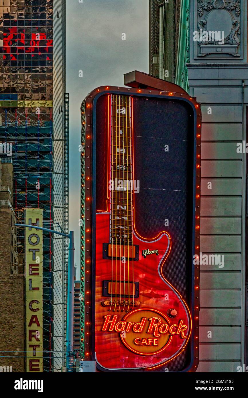 Hard Rock Cafe NYC - Logotipo de guitarra iluminado fuera de la ubicación  de Times Square en el centro de Manhattan en la ciudad de Nueva York. Esta  imagen está disponible en
