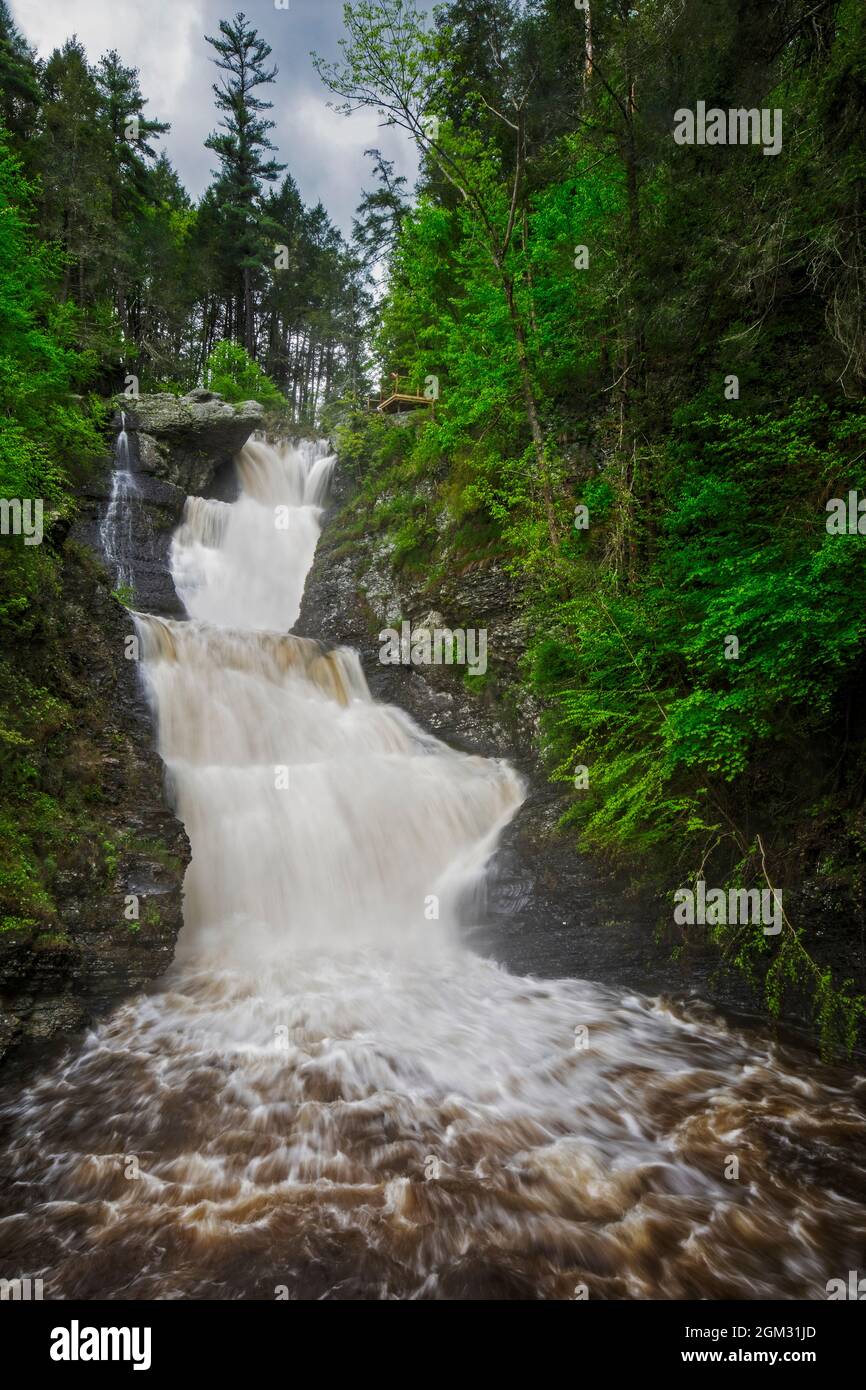 Cascadas Raymondskill - Flujo de agua pesado durante la temporada de lluvias en primavera. Raymondskill Waterfalls está ubicado en el Delaware Water Gap National Foto de stock