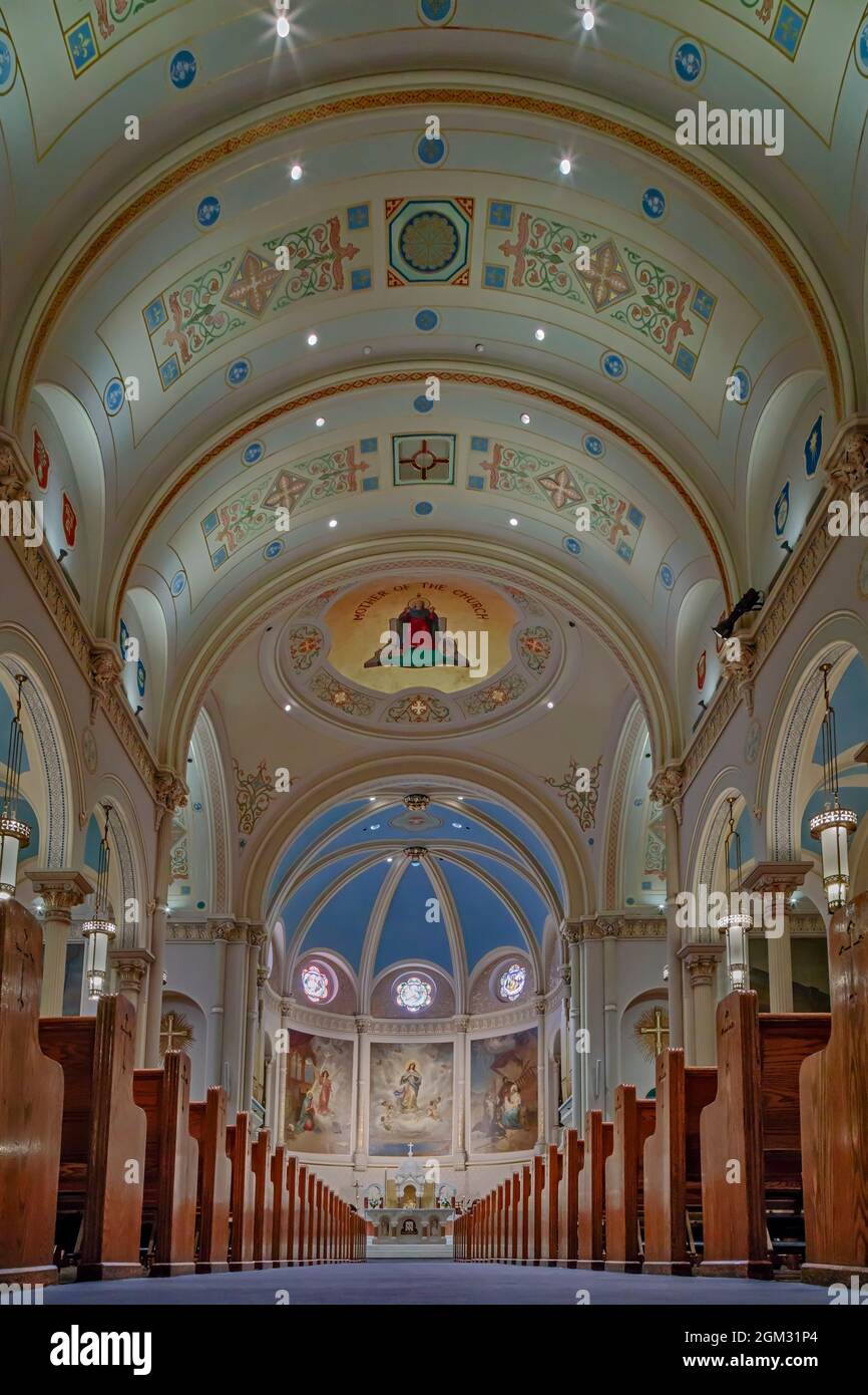 El Santuario de la Medalla Milagrosa PA - Vista a los hermosos detalles arquitectónicos desde la parte trasera del Santuario hasta el Altar. Disponible tanto en color como en i Foto de stock