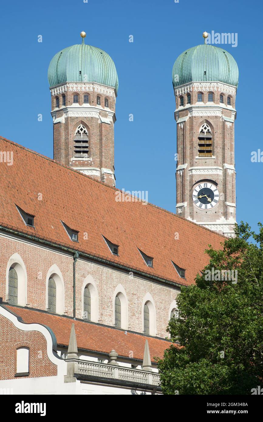 Iglesia de Nuestra Señora en el casco antiguo de Munich - Alemania. Foto de stock