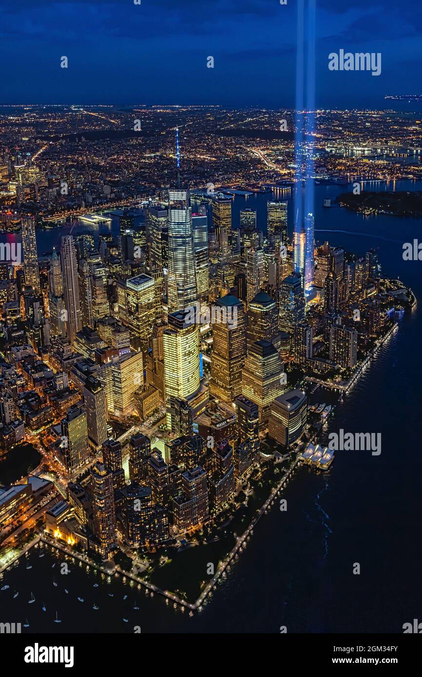 Un tributo en la luz aérea - Nueva York recuerda 9-11. Vista aérea del Homenaje en el Monumento a las Luces en el the14th aniversario de los ataques terroristas o Foto de stock