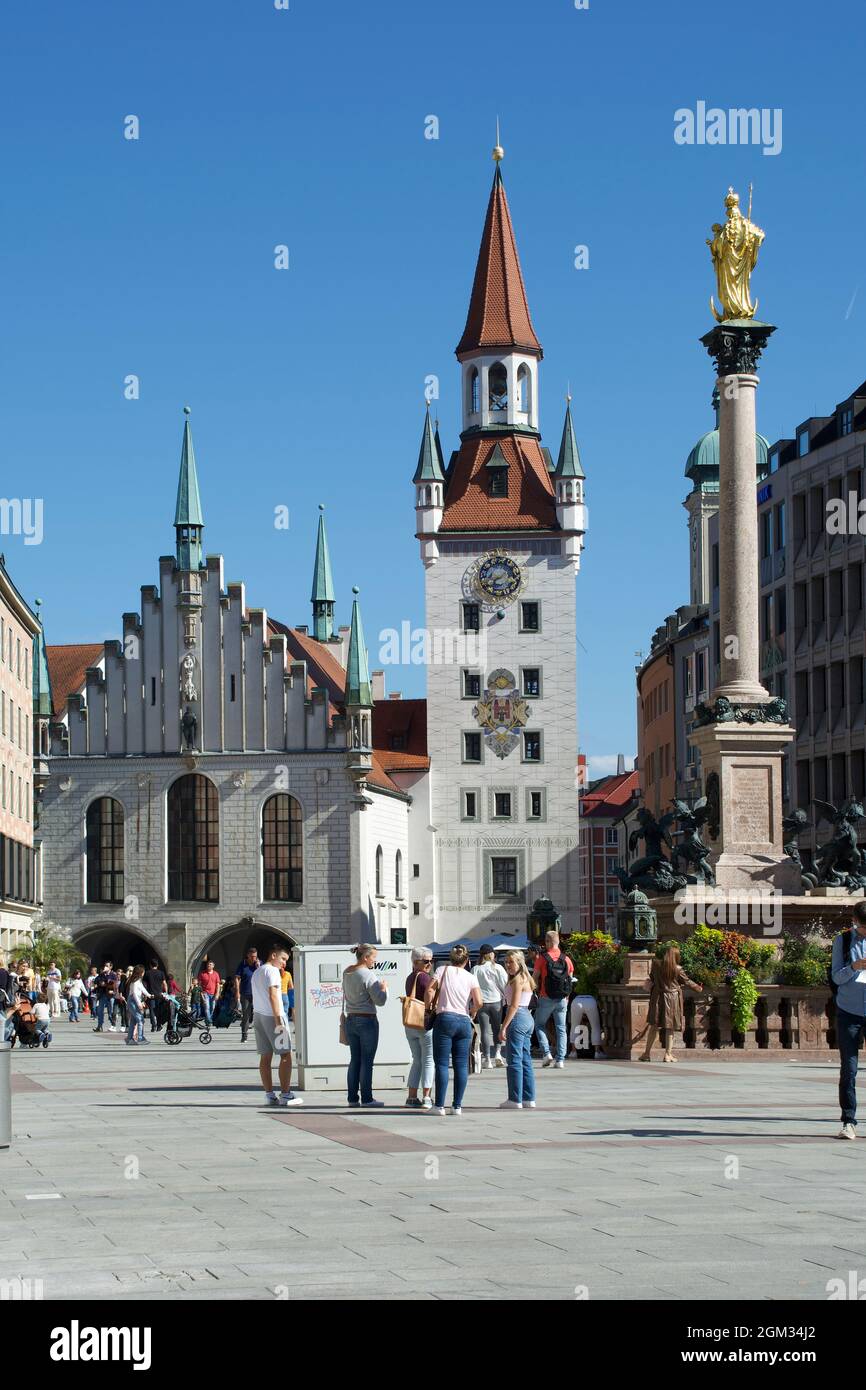 Marienplatz en el casco antiguo de Munich con el ayuntamiento antiguo y la columna mariana - Alemania. Foto de stock