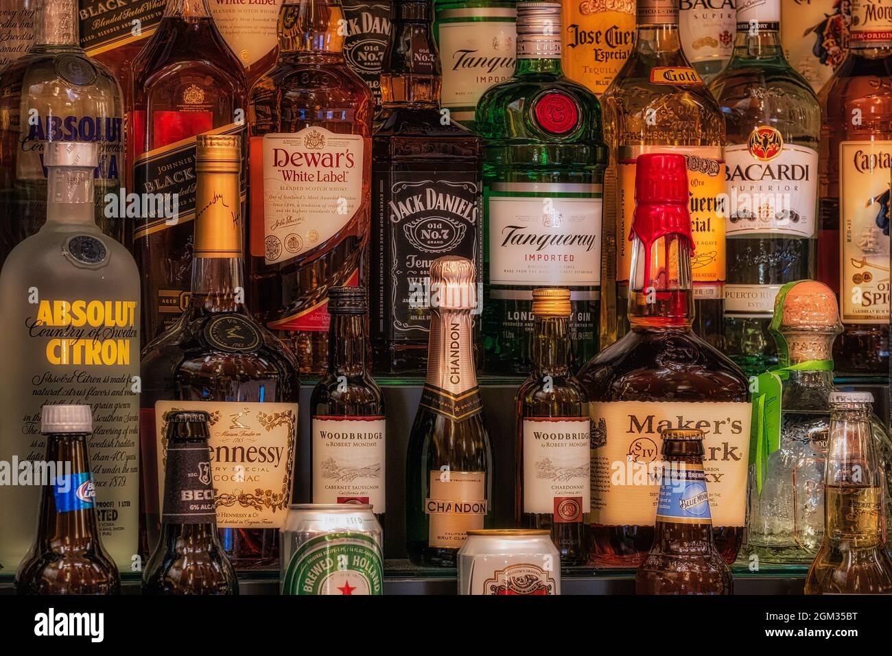 Bottom Up - Una variedad de botellas de bebidas alcohólicas en un bar. Esta  imagen está disponible en color, así como en blanco y negro. Para ver la  imagen adicional Fotografía de