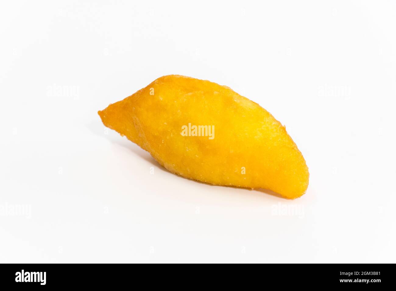 Donut snack horneado aislado sobre fondo blanco, sin agujero pero sabor a azúcar panadería Foto de stock