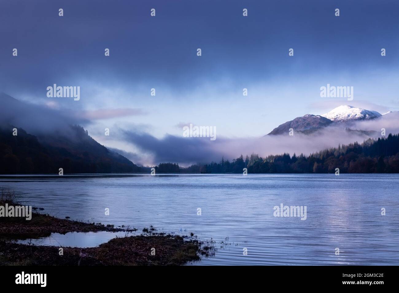 Vistas de la mañana fría con vistas al lago Oich, Tierras Altas de Escocia Foto de stock
