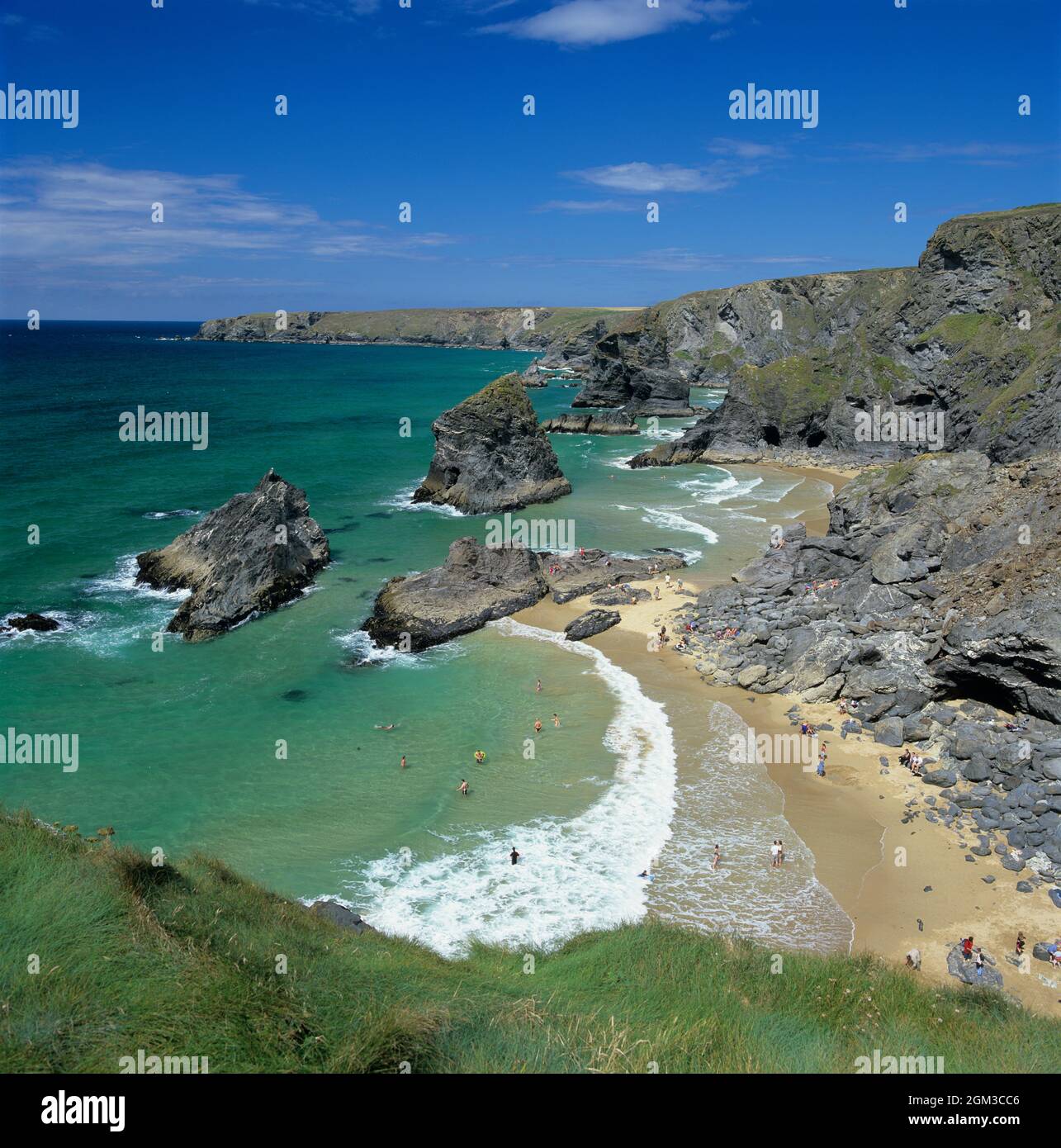 La playa de los pasos de Bedruthan y la costa en la costa norte de Cornualles, cerca de Newquay, Cornwall, Inglaterra, Reino Unido, Europa Foto de stock