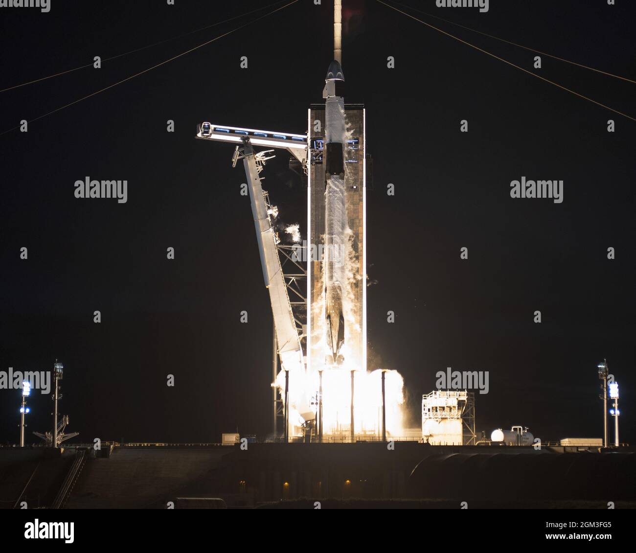 Kennedy Space Center, Estados Unidos. 16th de Sep de 2021. Un cohete SpaceX Falcon 9 impulsa la nave espacial Crew Dragon en la misión Inspiration4 del complejo 39A a las 8:02PM en el Centro Espacial Kennedy, Florida, el miércoles 15 de septiembre de 2021. La tripulación Dragon llevará a cuatro civiles en un viaje de tres días al espacio. Inspiration4 fue creado por Jared Isaacman para recaudar dinero para el Hospital de Investigación Infantil St Jude. Foto de Joe Marino/UPI Crédito: UPI/Alamy Live News Foto de stock