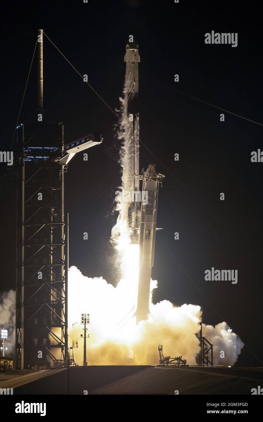 Kennedy Space Center, Estados Unidos. 16th de Sep de 2021. Un cohete SpaceX Falcon 9 impulsa la nave espacial Crew Dragon en la misión Inspiration4 del complejo 39A a las 8:02PM en el Centro Espacial Kennedy, Florida, el miércoles 15 de septiembre de 2021. La tripulación Dragon llevará a cuatro civiles en un viaje de tres días al espacio. Inspiration4 fue creado por Jared Isaacman para recaudar dinero para el Hospital de Investigación Infantil St Jude. Foto de Joe Marino/UPI Crédito: UPI/Alamy Live News Foto de stock