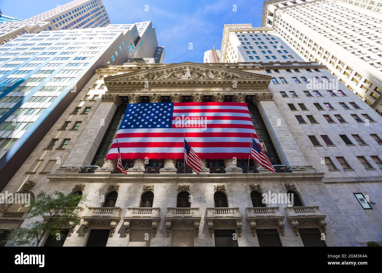 Gran bandera americana levantada para el 20th aniversario del ataque del terror de 9/11 Foto de stock